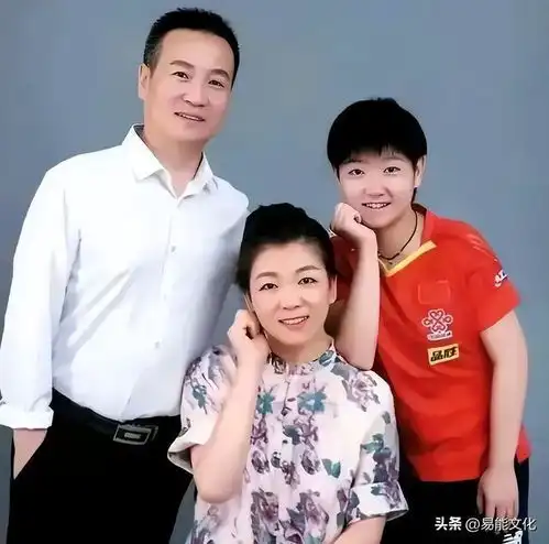 孙颖莎妈妈穿制服亮相,刻意隐藏金项链,手捧鲜花与男领导合影

