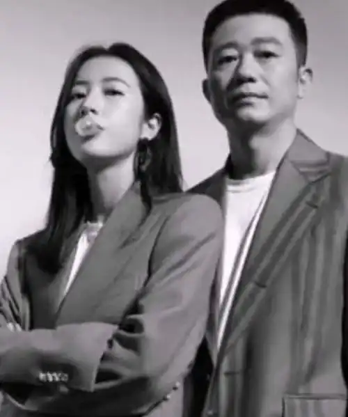 周雨彤爸爸才是隐藏男神,看到他旧时写真,网友还缺女儿吗
