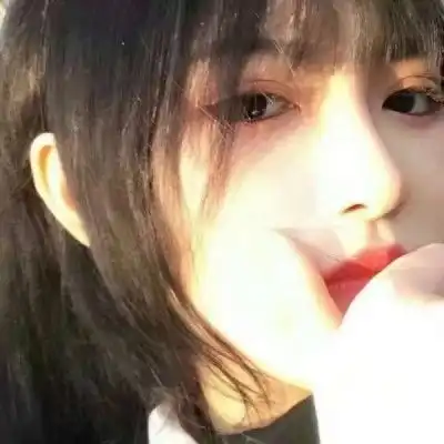 网易云热评趁女友洗澡,翻开她的手机,置顶消息是一个男生,她解释说
