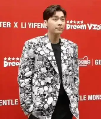 男生穿西装就是帅,李易峰穿上花色西装搭西裤,魅力十足又显范
