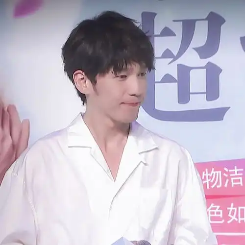 白宇总算刮掉胡子穿清爽白衬衣少年感max,这才是90后的样子
