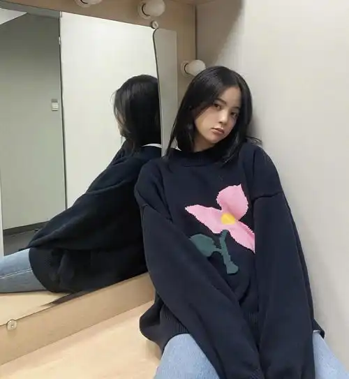 赵今麦欧阳娜娜同为少女风,毛线帽卫衣成标配,你更喜欢哪款
