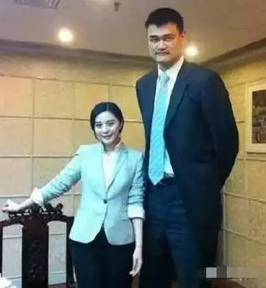 搞笑姚明与14个明星合影照片最后一张笑喷你
