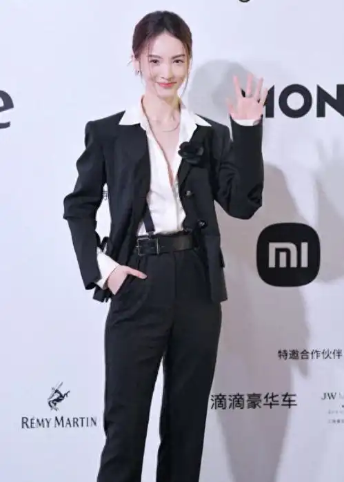 金晨换了风格像换了个人,一身黑白配简约大气,舞蹈家气质无敌了
