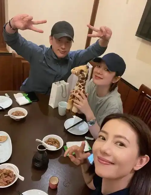 高圆圆王耀庆聚会,与小9岁王真儿同框显年轻,还穿闺蜜装凹造型
