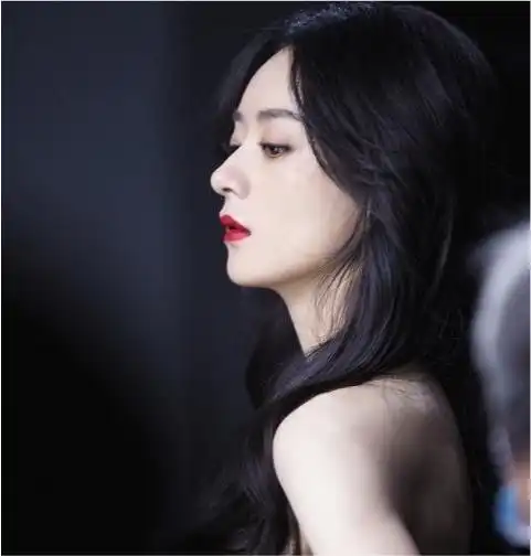 陕西一大学老师走红网络,侧脸神似赵丽颖,学生从不逃课
