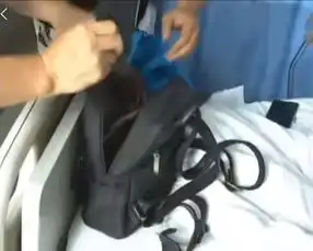 年轻女子深夜独自回家,电梯内遭男子施暴,路人的做法让人愤怒
