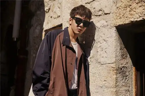 曾舜晞摩纳哥写真曝光少年转身尽显成熟气质
