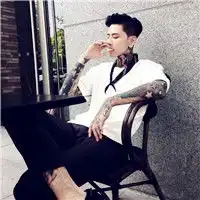 抽烟超拽男生头像,你会喜欢上一个超拽酷的男人吗
