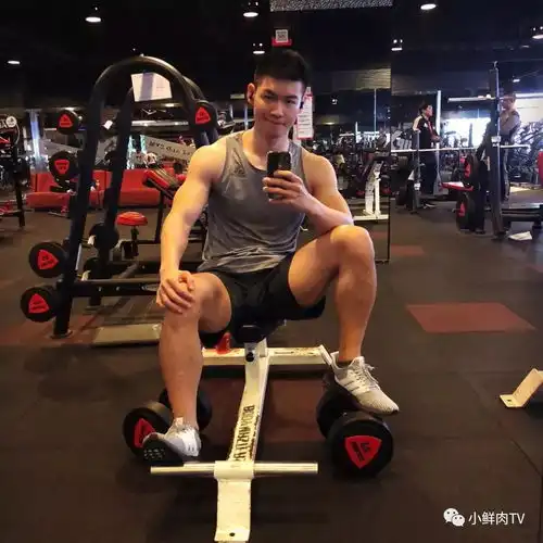 型男健身房中淬炼成的185cm钢炮小狼狗
