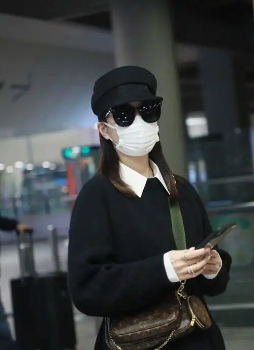 45岁佘诗曼真有品味,用黑色毛衣叠穿白衬衫,简约却很有潮流感
