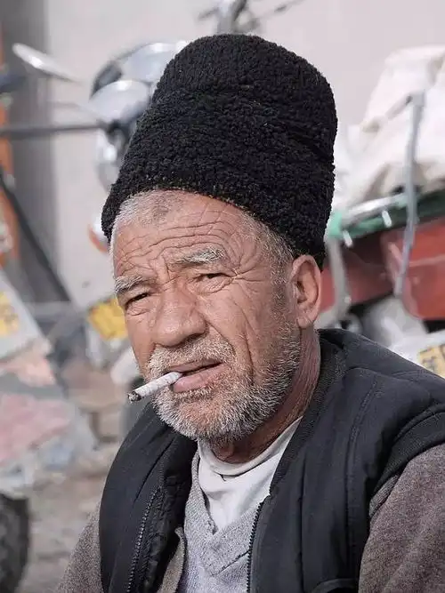 新疆莫合烟,一代人的燃情岁月20岁看不懂,30岁看完沉默,40岁看完流泪伊犁塔城烟草莫合烟手机网易网
