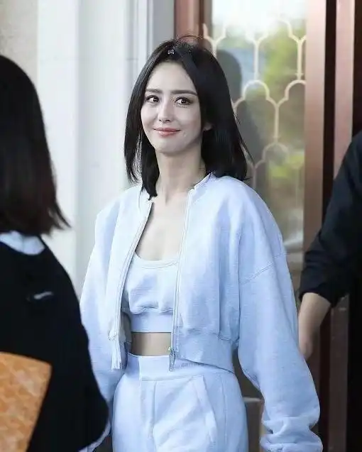 佟丽娅又美出圈了,穿白色衬衫配国风半身裙,美得让人心动
