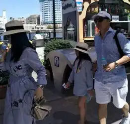 李湘一家人在英国度假,王岳伦男人味十足,王诗龄好像又瘦了
