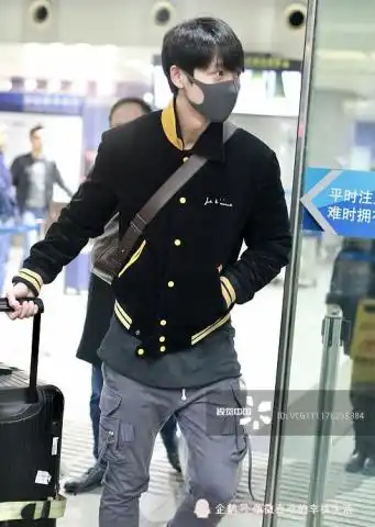 魏晨口罩遮面现身变长腿男神手插兜高冷帅气撩妹力max
