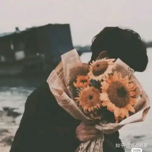 有没有那些好看的男生捧着花的头像
