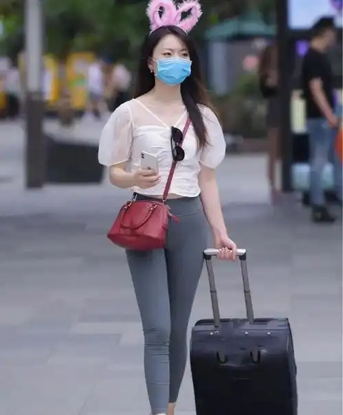 以修身闻名的打底裤,被年轻女孩讨厌,到底怎么样了
