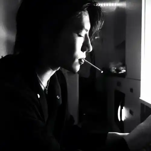 哭泣头像男真人男生