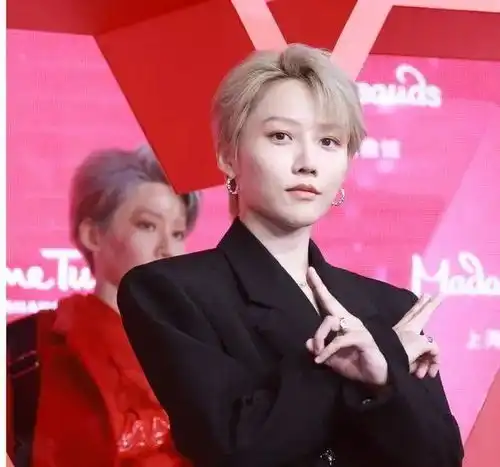 刘雨昕入驻杜莎夫人蜡像馆,亲自为蜡像做揭幕,年仅26岁

