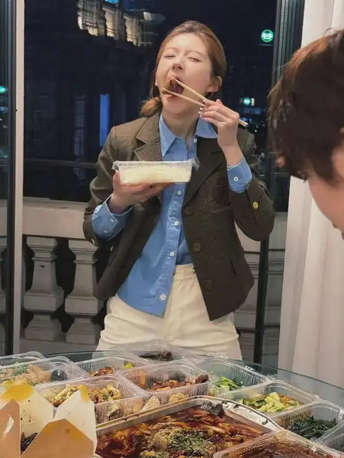 赵露思反差感拉满2套穿搭,西装衬衫很英伦,t恤长裤很日常
