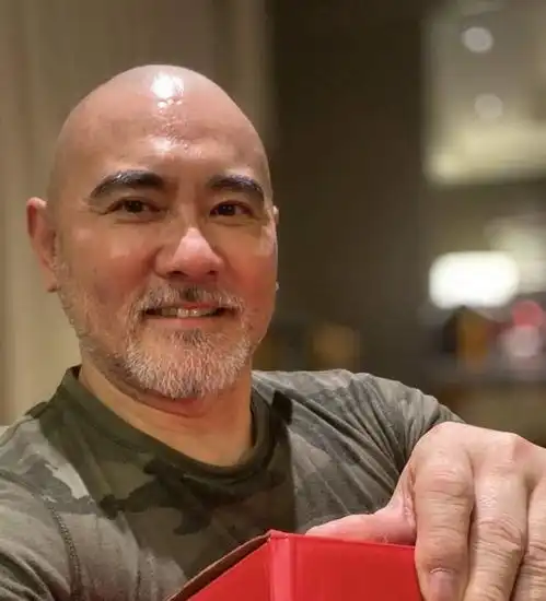 著名男星罕见露面移居内地生活,美男子变白胡子光头大叔
