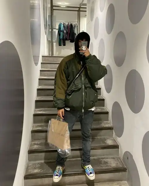 别嘲抖音上的vibe男孩,他身上的乞丐外套要30w
