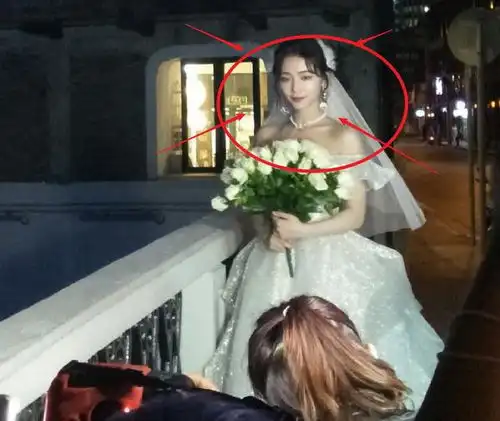 许佳琪婚纱造型被热议,手捧鲜花宛如城堡公主,看到生图后真香了
