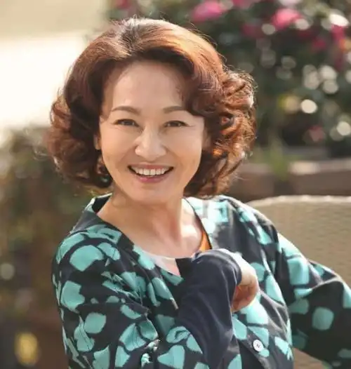 12位未婚无子女的中老年女星,独居生活孤寂,年轻时风光依旧
