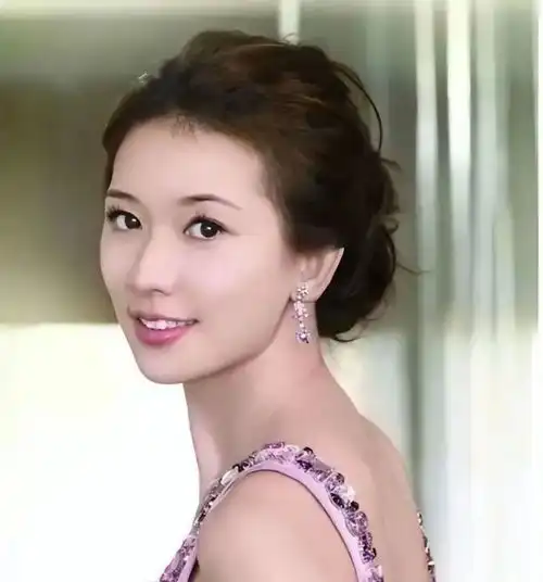50岁林志玲带儿子外出,身材苗条像30岁,脸却暴露真实年龄
