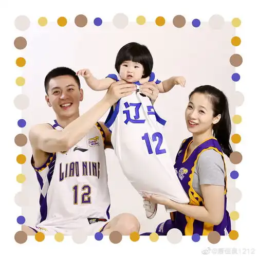 一家四口杨鸣妻子晒一双儿女照片cba第一帅哥教练,婚姻幸福

