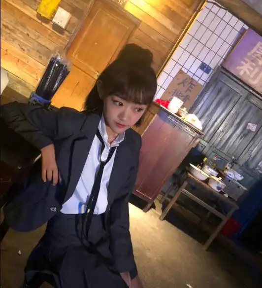 抖音网红代古拉k不玩抖音玩绝地求生了都开始cos游戏女角色了
