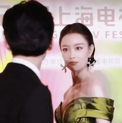 白玉兰颁奖夜董子健被倪妮挽手身体僵硬,鞠婧祎崴脚后反应可爱