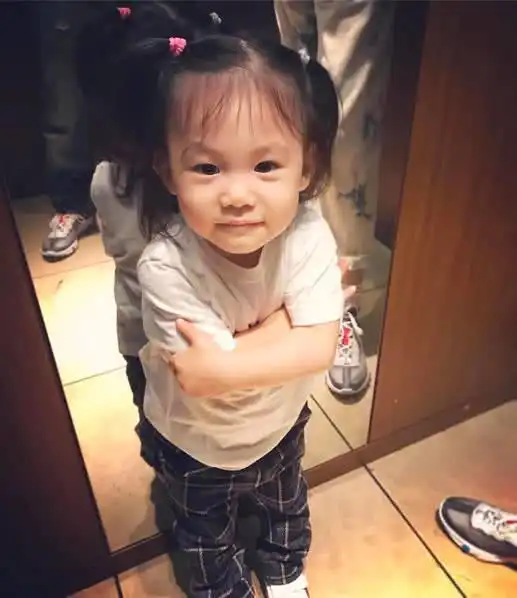 陈冠希景区拍不雅照,秦舒培母女颜值太高,女儿比爸爸还拽
