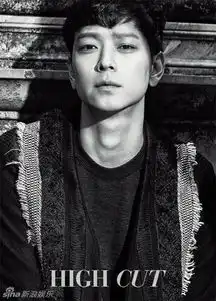 组图韩星姜东元户外大片黑白色调展异域风情
