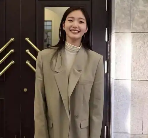嫌穿搭太复杂其实简约风也可以穿的很高级,金高银是教科书示例
