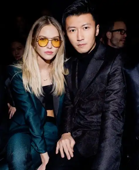 谢霆锋雅痞韵味足,身穿古典西装耍帅气,金叶束腰却像女性穿法
