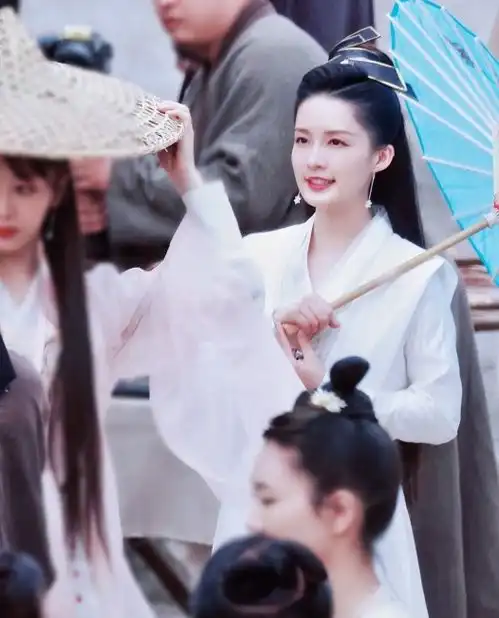 萌探探探案古装路透,宋亚轩英俊,杨紫甜美,黄子韬男扮女装成笑点
