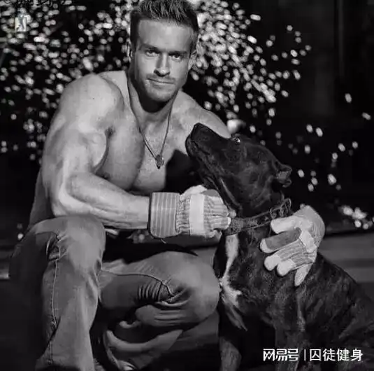 女生改善背部形态的3个动作
