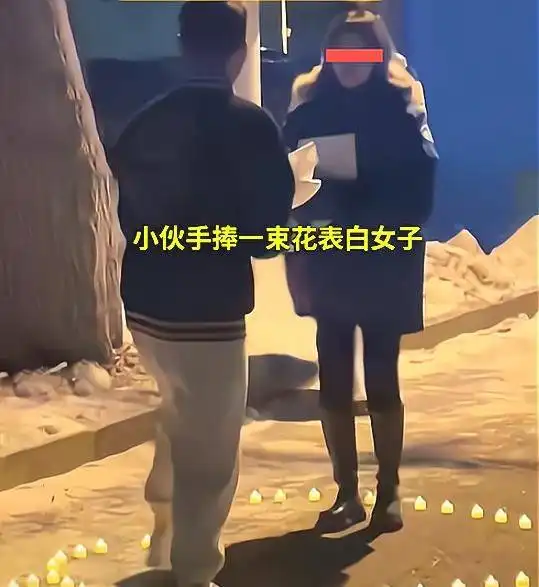隔壁男子亲眼见证小伙手捧鲜花表白,还未张口却收到女子一鞠躬
