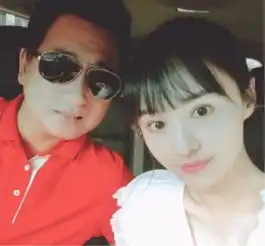 郑爽父女同游家具店,素颜现身不惧路人围观,卖萌自拍尽显好心情
