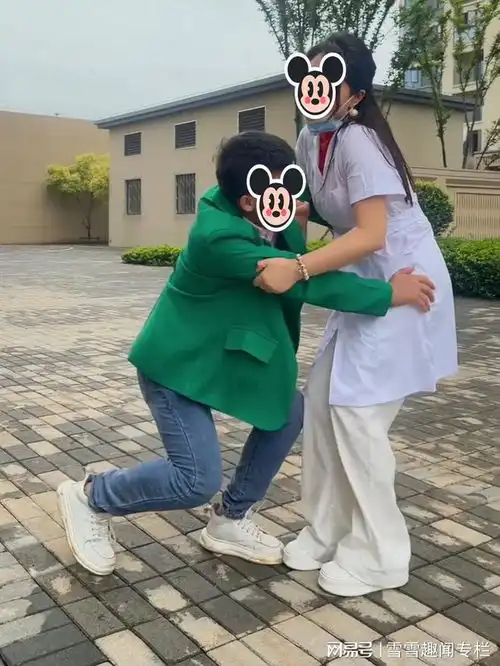 男子手捧鲜花去相亲,遇到救命恩人,他含着泪给恩人行大礼
