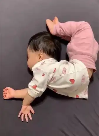 宝宝奇葩睡姿大赏练瑜伽会劈叉还有杂技宝妈看了都想笑
