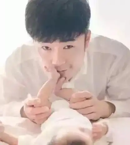 靳东儿子领衔星二代背影杀手,看明星父母花式秀娃