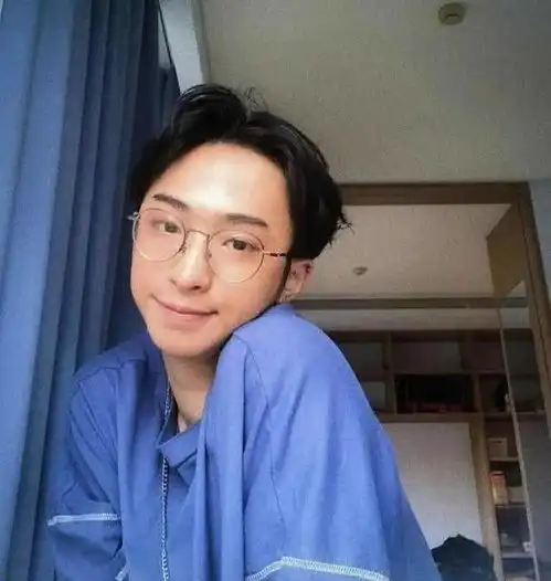 18岁儿子男扮女装,妆容精致,伊能静为何会选择沉默
