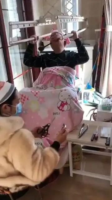 半个月不出门把全家逼成戏精,一家三口上演男人生孩子
