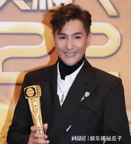 tvb视帝公主抱妻子险走光,一家三口现身游乐园,画面温馨幸福
