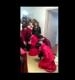 福建一男与两女拜堂视频难道三人一起洞房
