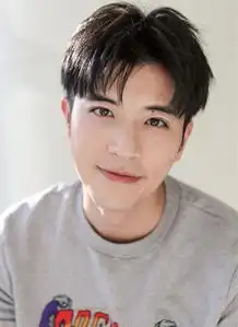 除了两侧剃短,男士发型还可以这样剪,一款适合脸长男生的发型
