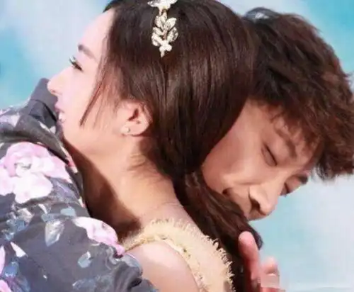 抱过赵丽颖的男明星,图二冷漠,图五深情,最后一张像极了爱情
