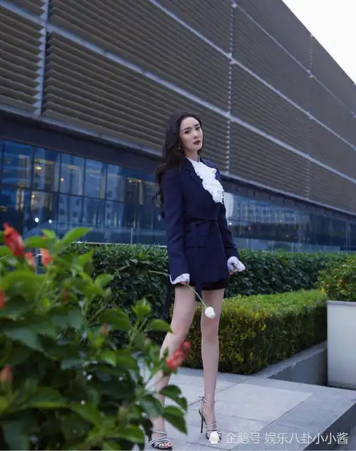 以为杨幂穿礼服正面够美了,没想到当她低头侧颜媚到招架不住
